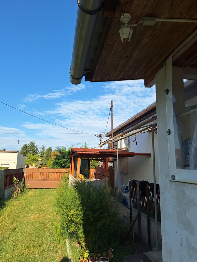 Kert, oldalnézet – Fonyód apartman 1