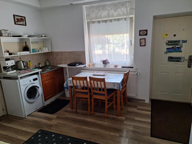 Konyha, bejárat felől – Fonyód apartman 1