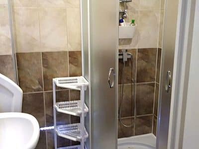 Zuhanyzó (régebbi fotó) – Fonyód apartman 1