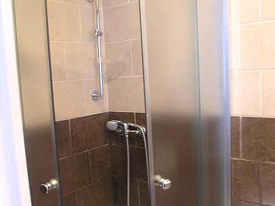 Zuhanyzó (régebbi fotó) – Fonyód apartman 1
